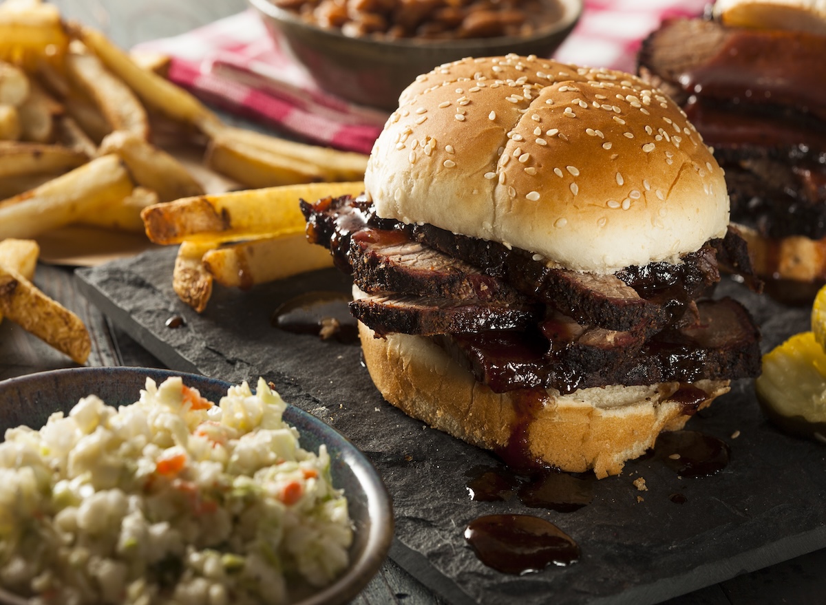 Como fazer um sanduíche de brisket caseiro suculento e saudável