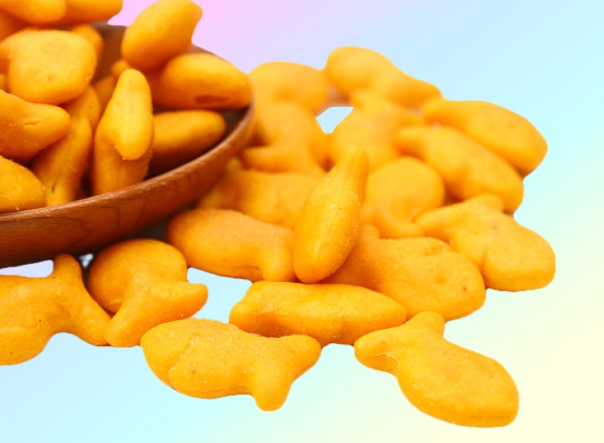 Crackers de queijo e frutas orgânicas em uma caixa de papel marron