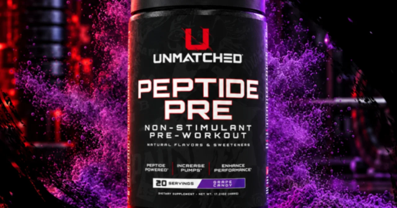 Um frasco de Peptide PRE ao lado de um copo de shaker com pó branco, cercado por halteres, barra e um notebook aberto mostrando gráficos de foco