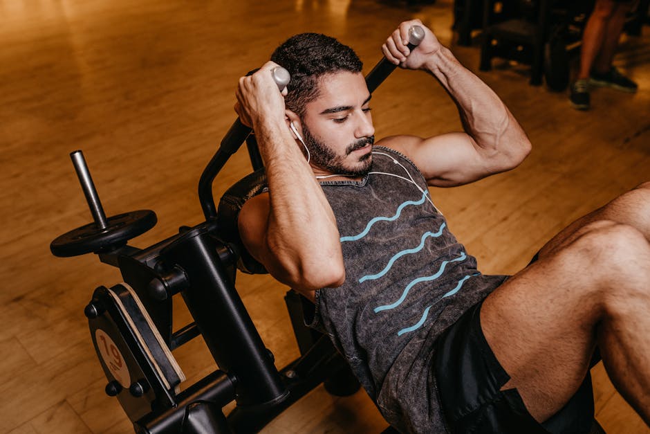 Atleta concentrado executando abdominal no cabo com postura correta, evidenciando a contração muscular do abdômen