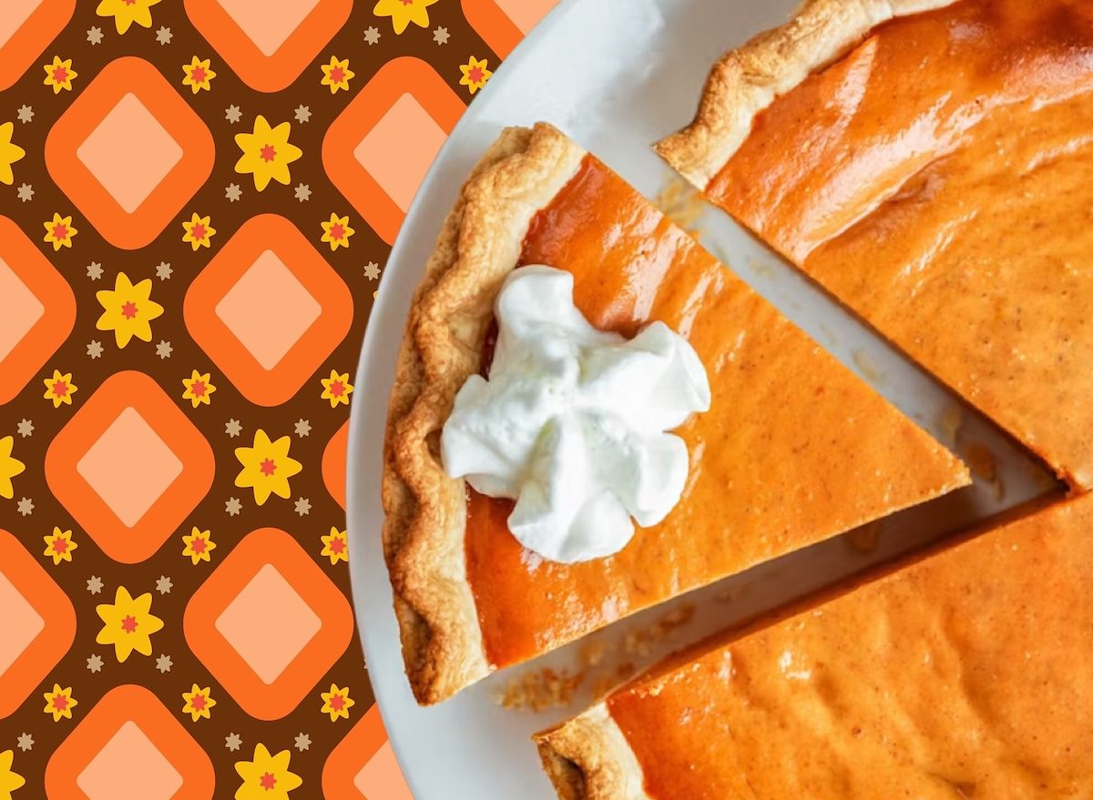 Pote de abóbora enlatada ao lado de uma tigela de farinha, ovos e especiarias, pronto para preparar torta