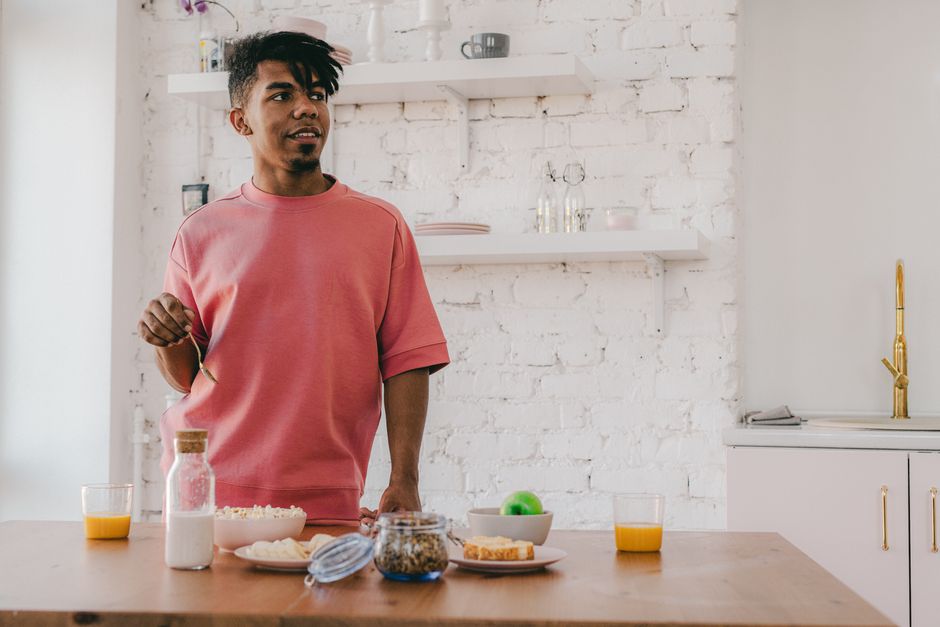 Ovo mexido ao lado de torrada integral, fatias de abacate e um copo de smoothie verde com chia
