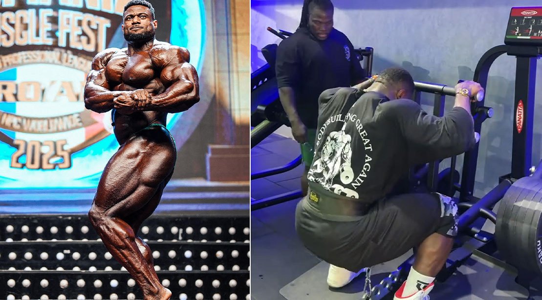 Andrew Jacked executa um squat pesado com barra nas costas, cercado por halteres, máquinas de leg press e extensora