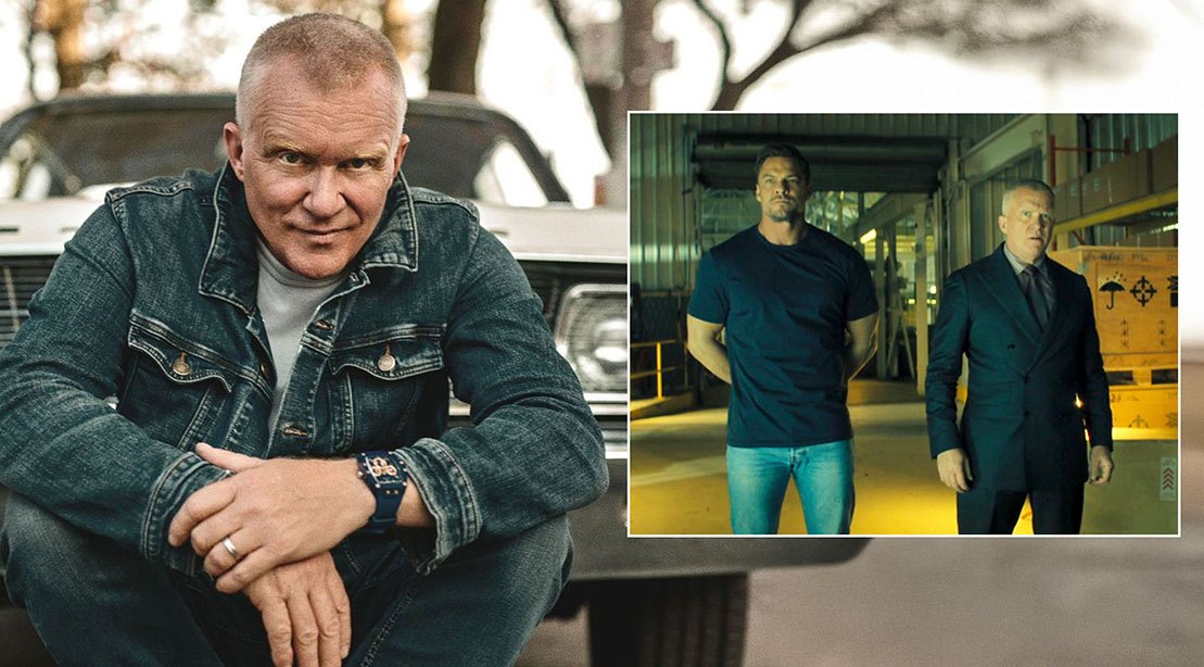 Anthony Michael Hall levanta halteres leves, faz agachamento, com prancha de yoga e tigela de salada ao lado