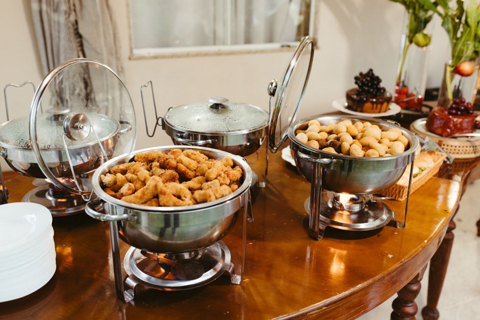 Prato com rodelas de pepino, húmus, amêndoas e fatias de peito de peru grelhado