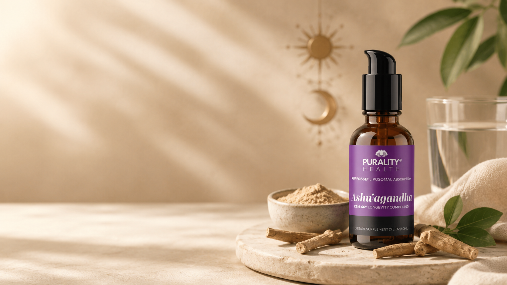 Cápsulas de ashwagandha ao lado de chá verde, frutas e um tapete de yoga, com luz suave ao fundo