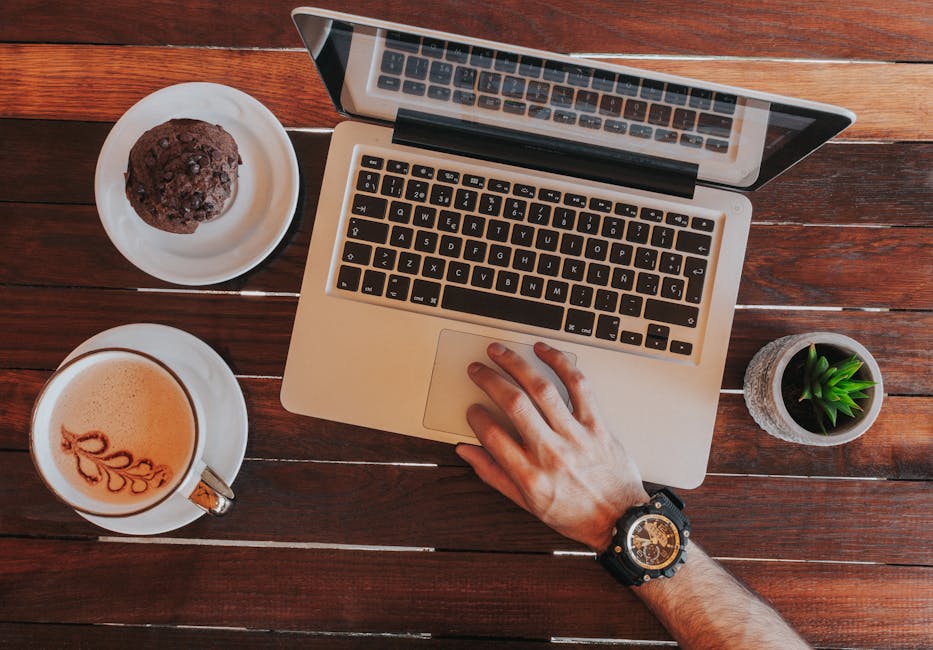 Trufa de chocolate amargo sobre mesa de escritório ao lado de um notebook, café e um bloco de notas minimalista