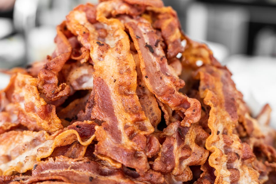 Fatias grossas de bacon artesanal douradas e crocantes dispostas sobre uma tábua de madeira rústica
