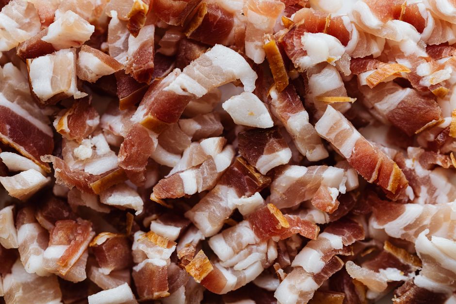 Um pedaço de bacon frito, com crocância mantida, mas com uma camada de gordura visível