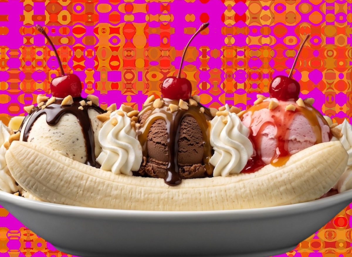 Uma banana fresca, sorvete cremoso e coberturas coloridas em uma concha de gelado