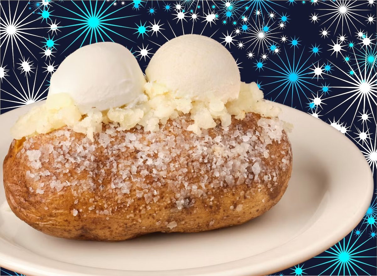 Uma batata assada crocante e saudável é o centro da imagem, acompanhada de frutas frescas e uma garrafa de água
