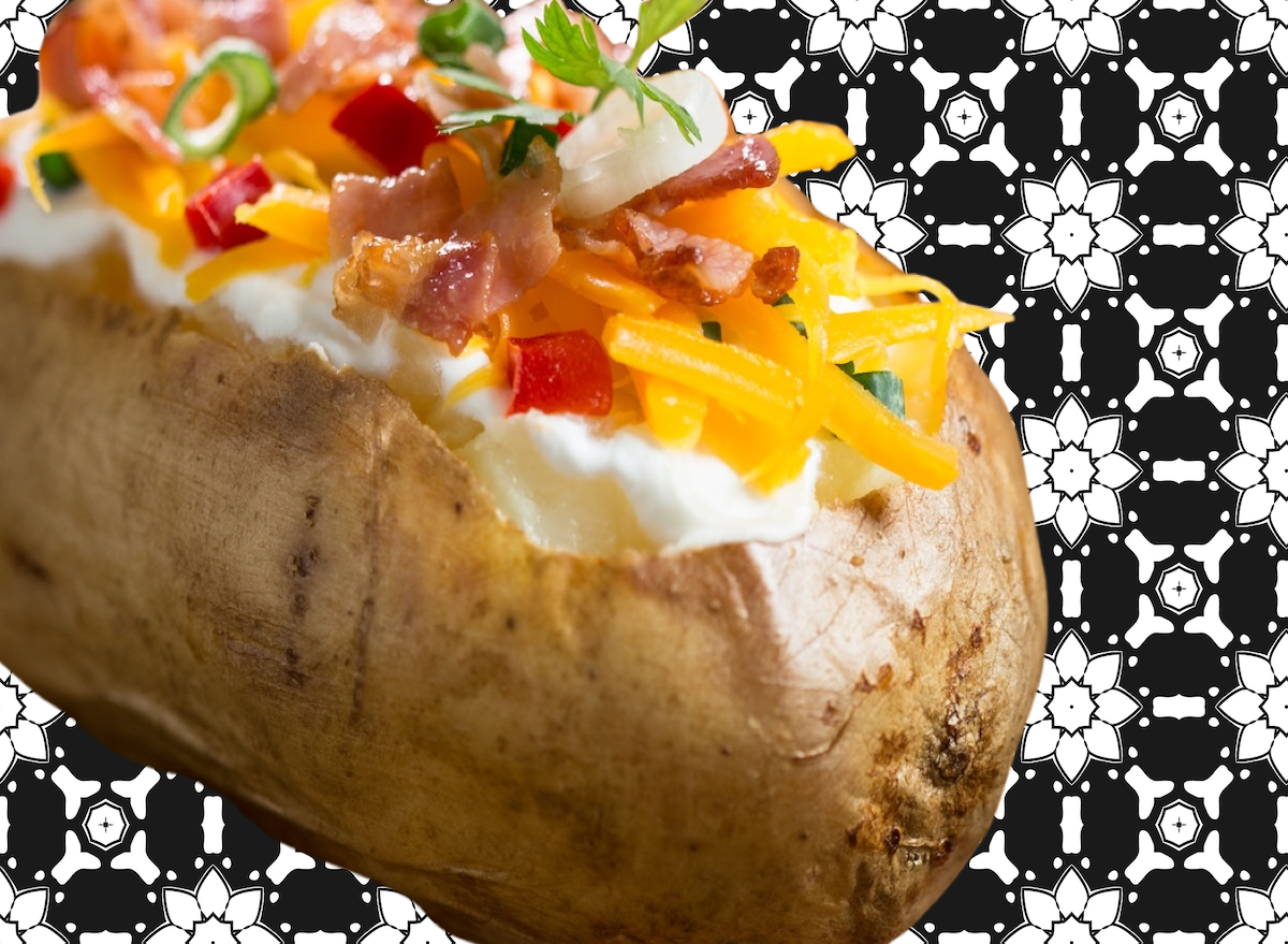 Batata assada aberta recheada com queijo derretido, tiras de bacon crocante e brócolis verdes ao lado