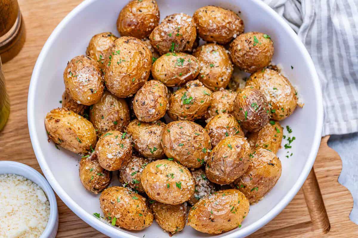 Uma batata crocante saída da Air Fryer, com um toque de azeite e ervas frescas