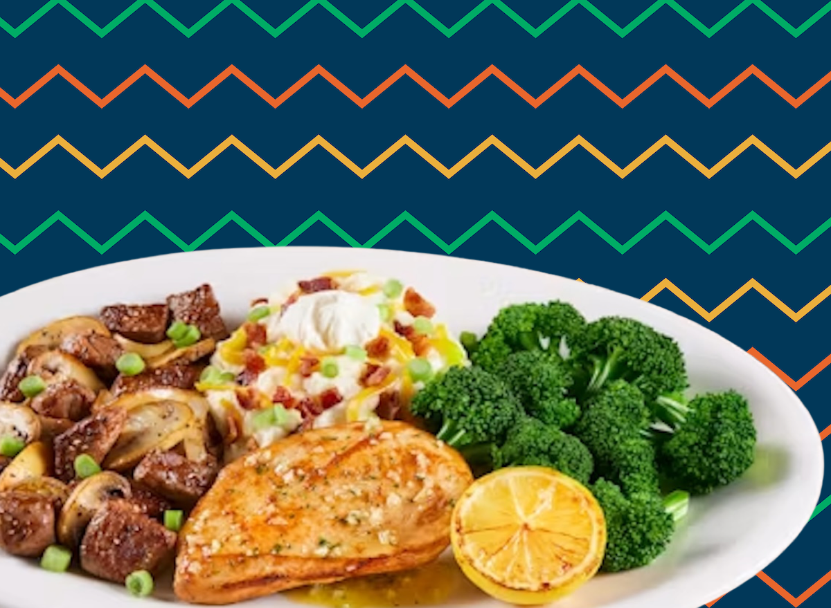 Um bife grelhado com ovo estrelado e vegetais frescos em segundo plano