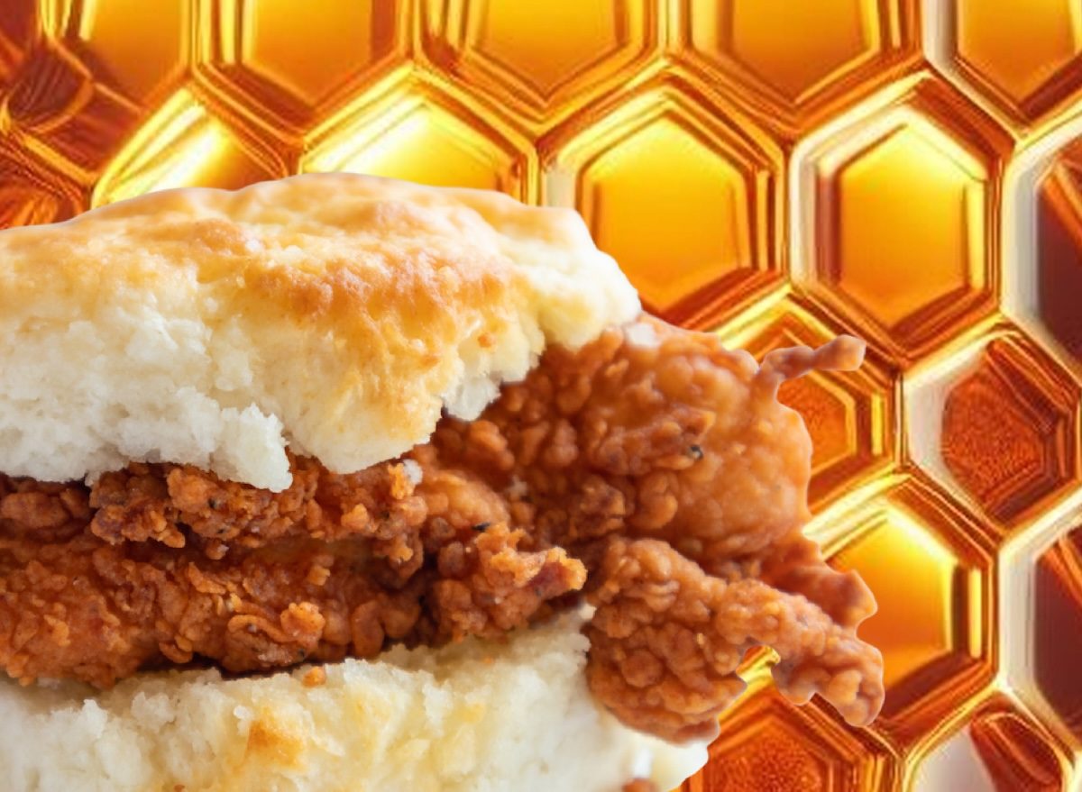Um prato de frango crocante com tiras de peito de frango e biscoito amanteigado