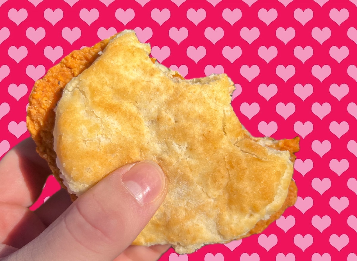 Biscuits dourados e crocantes dispostos sobre uma mesa rústica ao lado de manteiga fresca e um batedor de arame