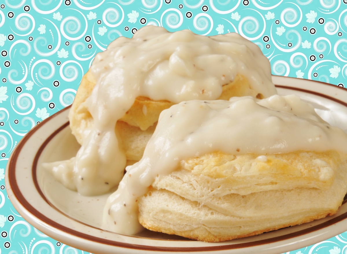 Biscuit integral dourado ao lado de gravy de frango, acompanhados de ovo pochê e folhas verdes