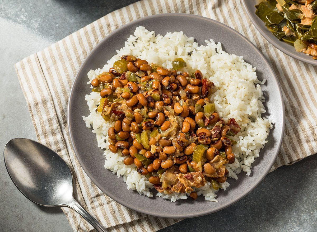 Leguminosas cozidas com vegetais e pimenta preta em uma panela de cozimento lento
