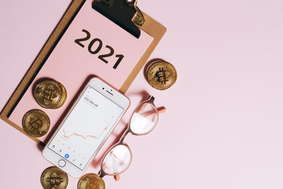 Uma mulher segurando um tablet com um registro de treino blockchain, ao lado de um frasco de suplemento com QR code