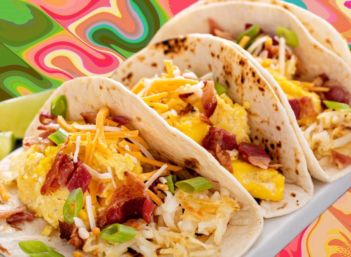 Tortilhas de milho integral, ovos, vegetais e carne magra são os principais ingredientes visíveis