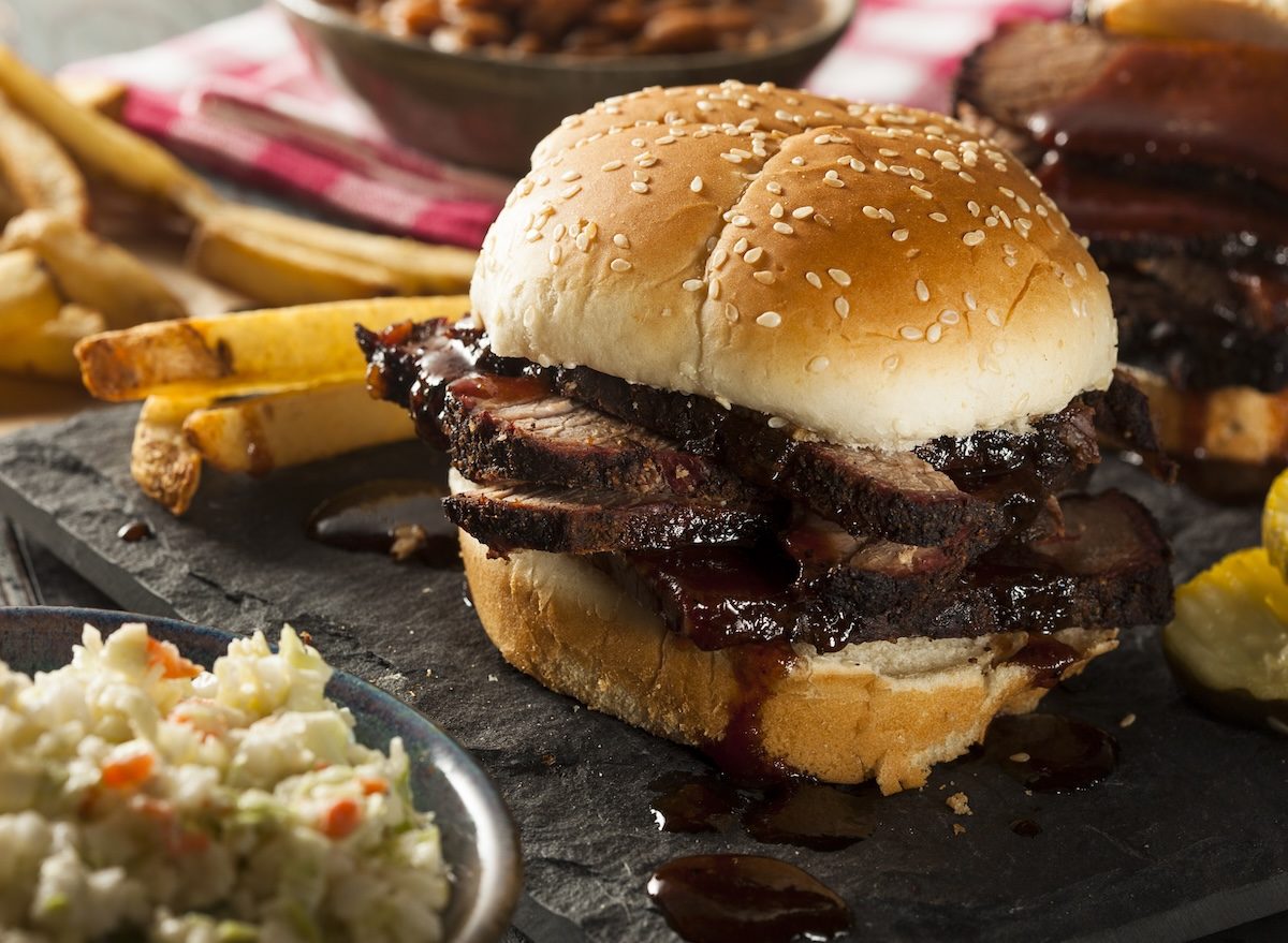 Um brisket grelhado com uma camada de gordura uniforme e uma fatia de queijo cheddar em cima