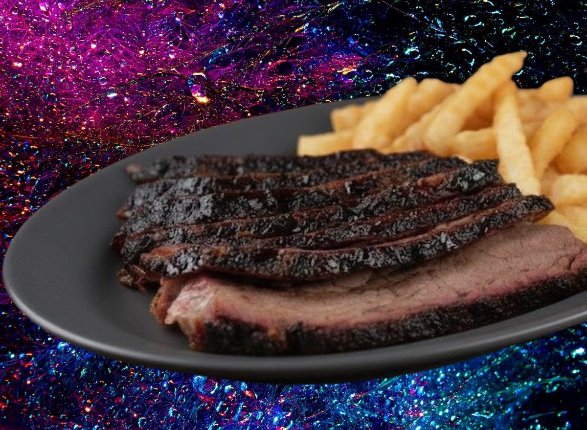 Brisket assado lentamente em panela de barro, acompanhado de batatas rústicas e folhas de alecrim frescas