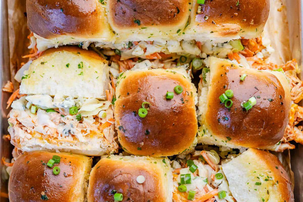 Um pão de forma macio, coberto com queijo derretido e recheado com frango desfiado e slaw de cenoura e repolho