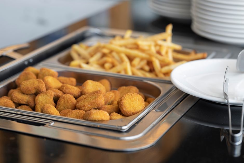 Mulheres saudáveis escolhendo frutas frescas e legumes no buffet