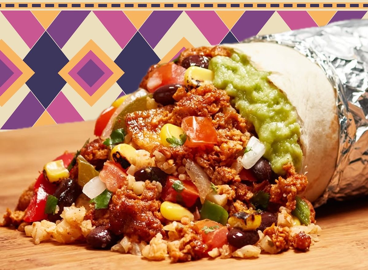 Um burrito recheado com arroz integral, feijão preto e vegetais frescos, sobre uma base de tortilla