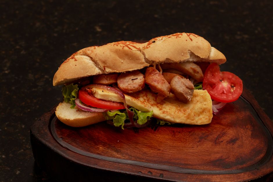 Um sanduíche de café da manhã com ovo, queijo e frutas frescas