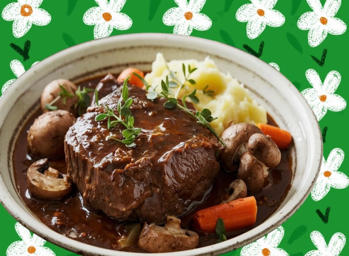 Carne assada suculenta ao lado de purê de batata cremoso, com ramos de alecrim e uma salada verde fresca