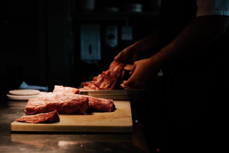 Corte de carne bovina magra e crua sobre uma tábua de madeira, ao lado de vegetais frescos e uma fita métrica