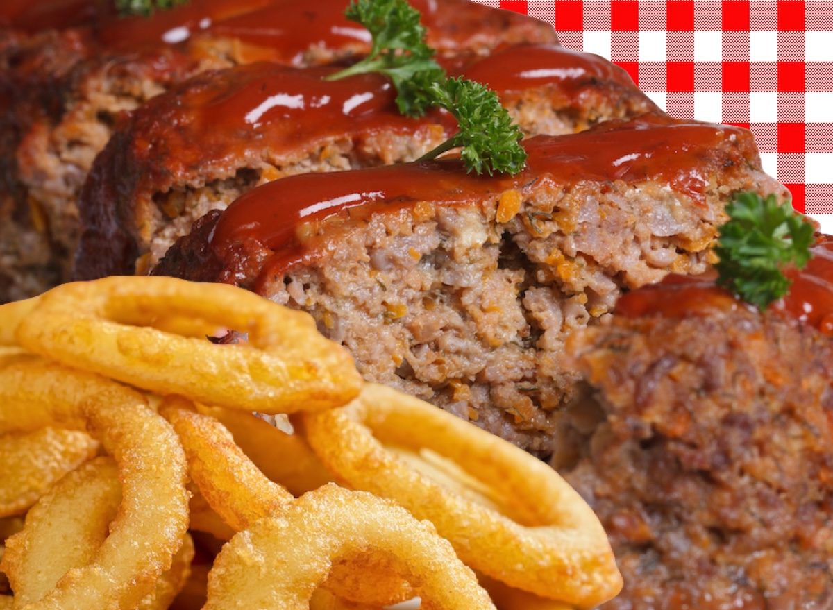 Prato com carne moída assada dourada, anéis de cebola crocantes ao lado e salsa fresca picada por cima