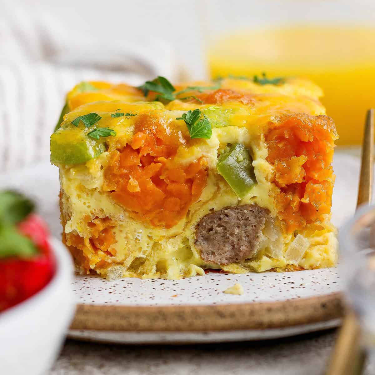 Batata doce, ovos, queijo cottage e salsicha em uma forma de aço inoxidável
