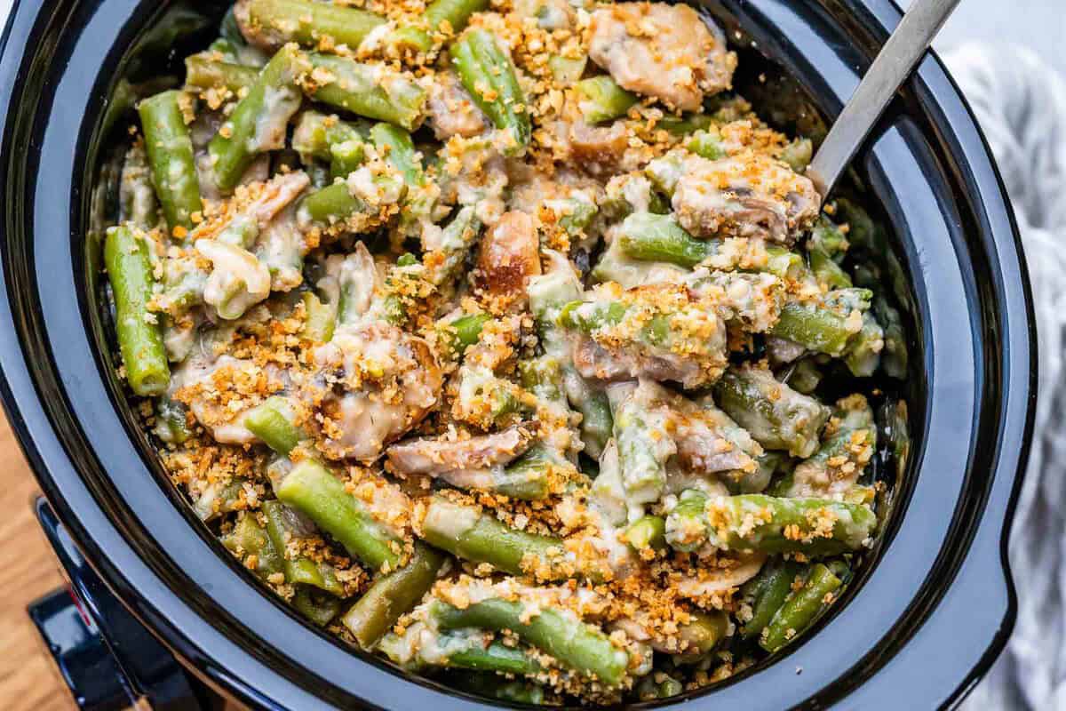 Vagem verde crocante ao lado de molho cremoso de cottage cheese, cogumelos dourados e farinha panko na panela lenta