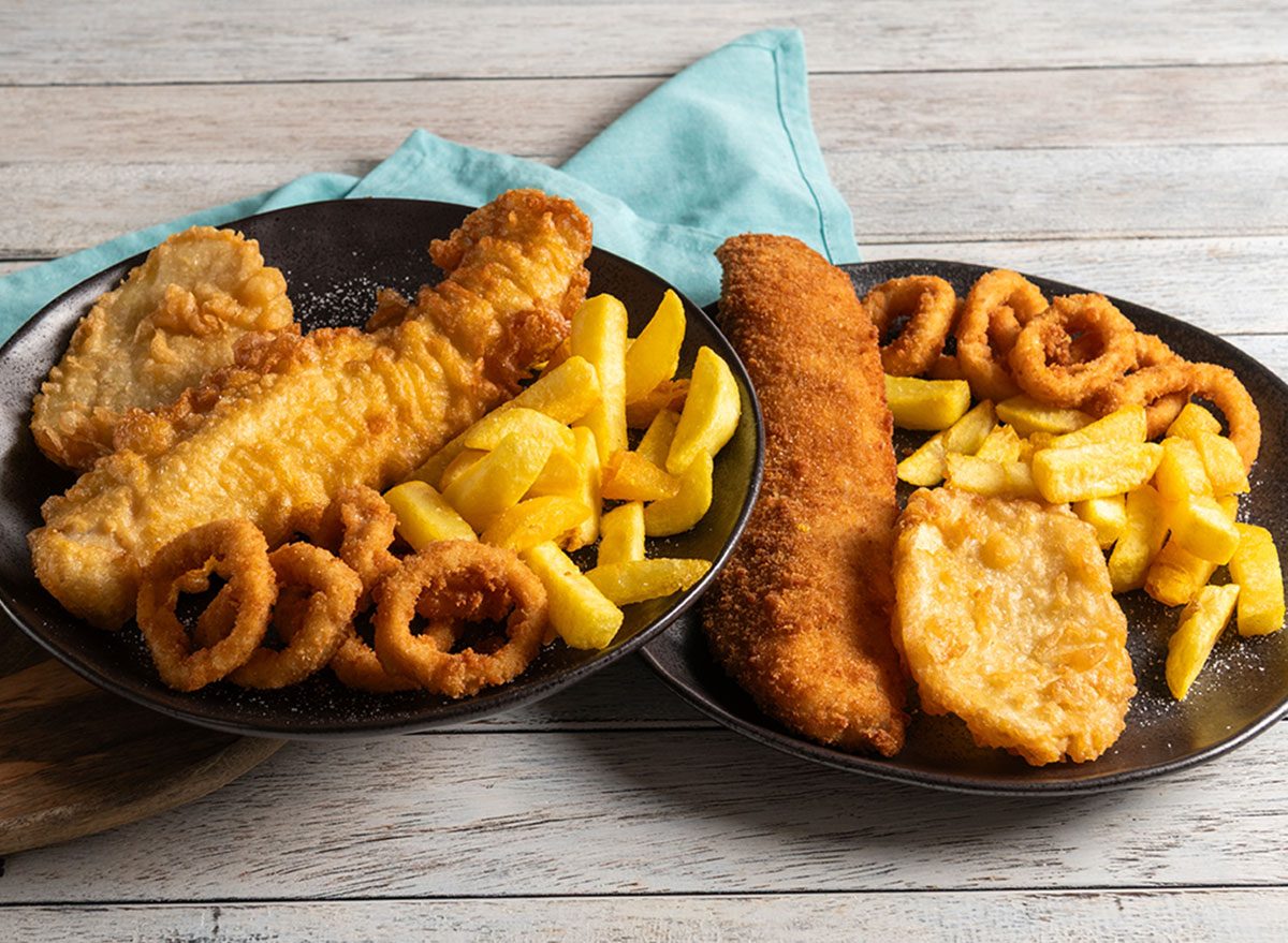 Filé de catfish empanado dourado ao lado de salada verde, limão e medidor de porções