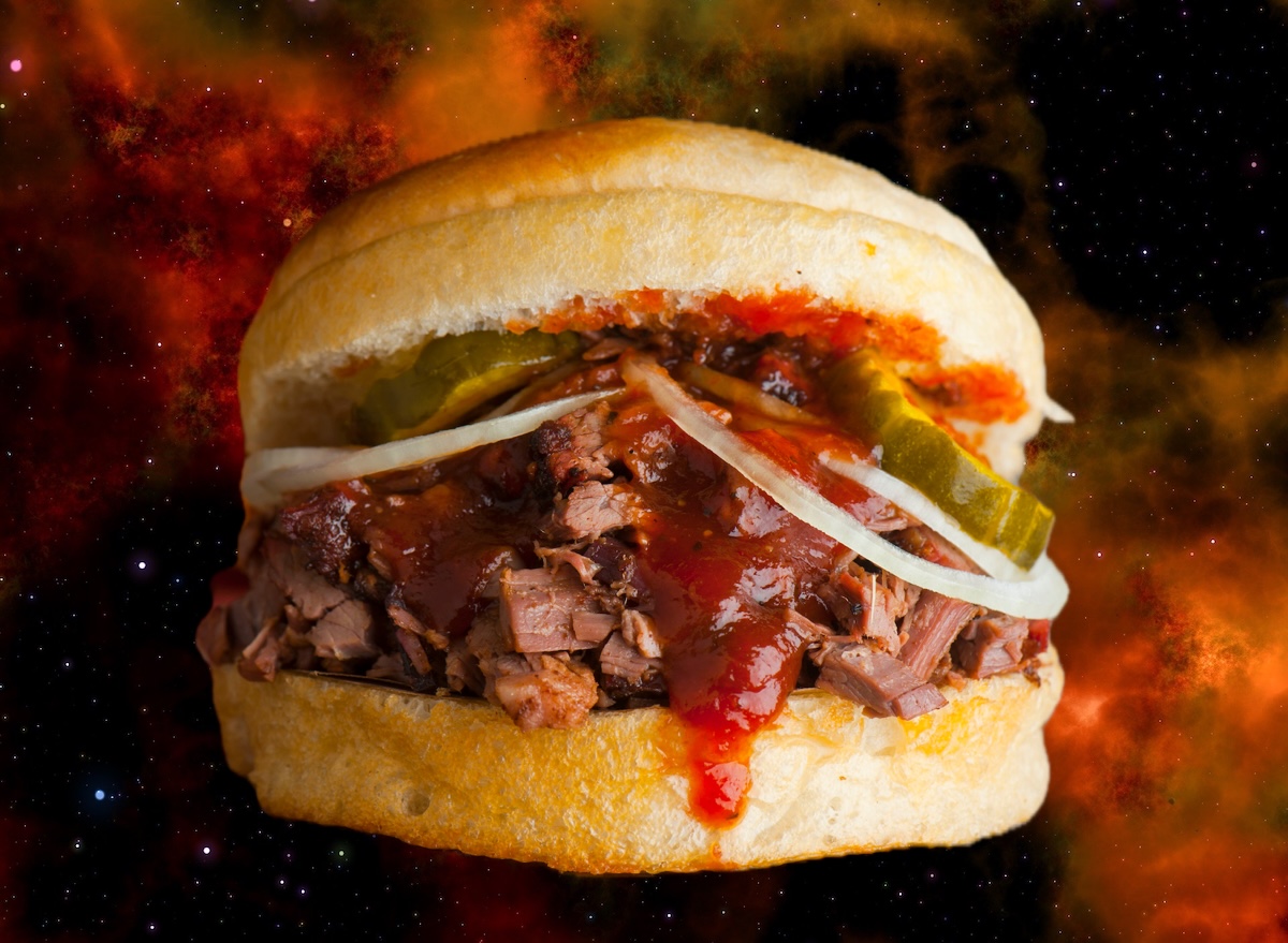 Como fazer um sanduíche de brisket caseiro suculento e crocante