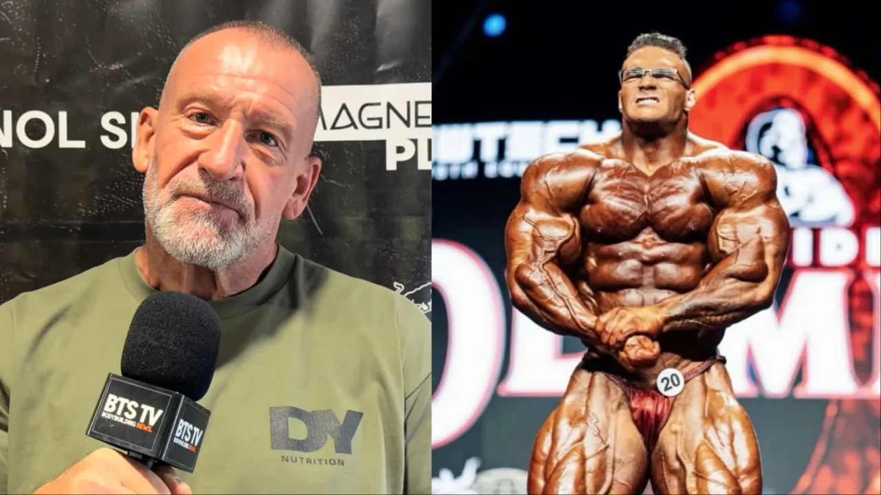 Dorian Yates e Nick Walker posam lado a lado no palco do Mr. Olympia, segurando troféus enquanto exibem músculos definidos