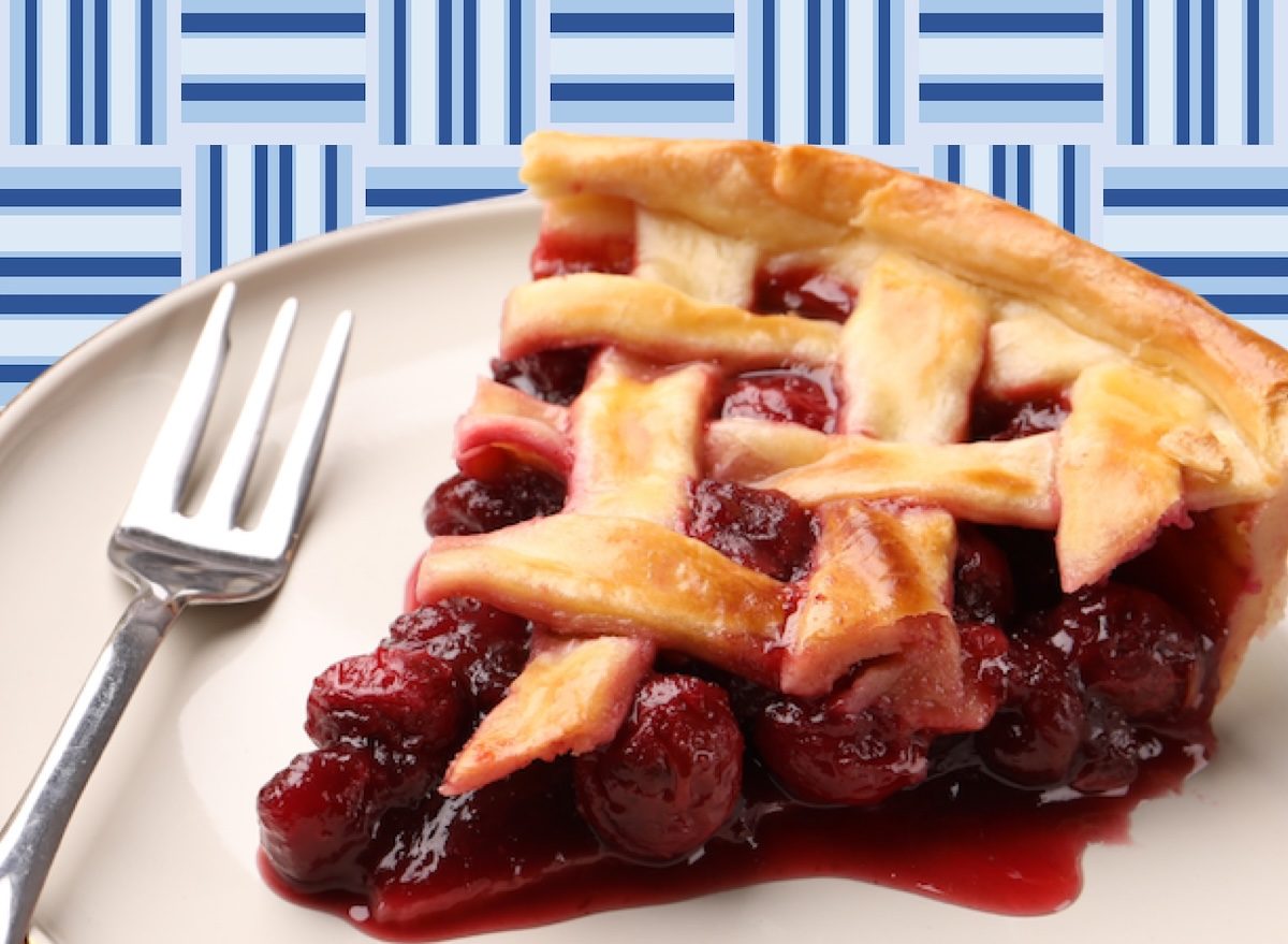 Uma massa crocante de cherry pie, com fatias de frutas vermelhas e um pouco de açúcar cristalizado