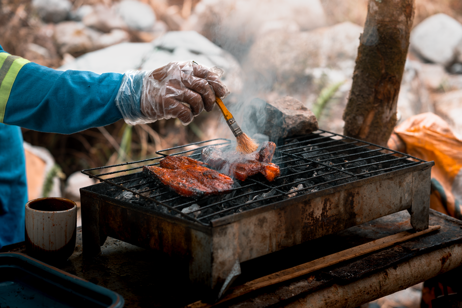 Uma asa de frango grelhada crocante, com molho leve e legumes frescos ao lado