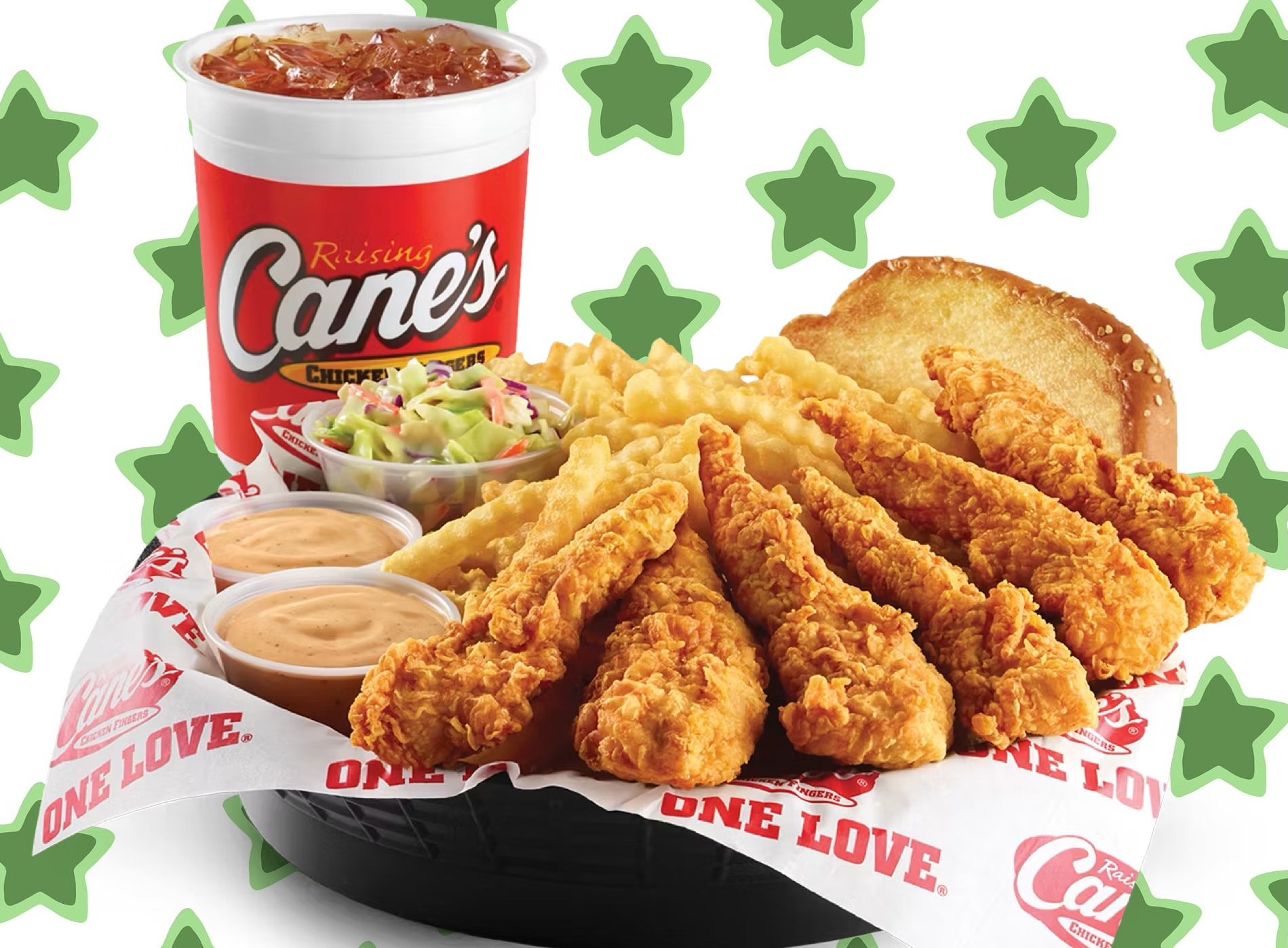 Um prato de chicken tenders saudáveis com folhas de alface, legumes e uma porção de frango grelhado