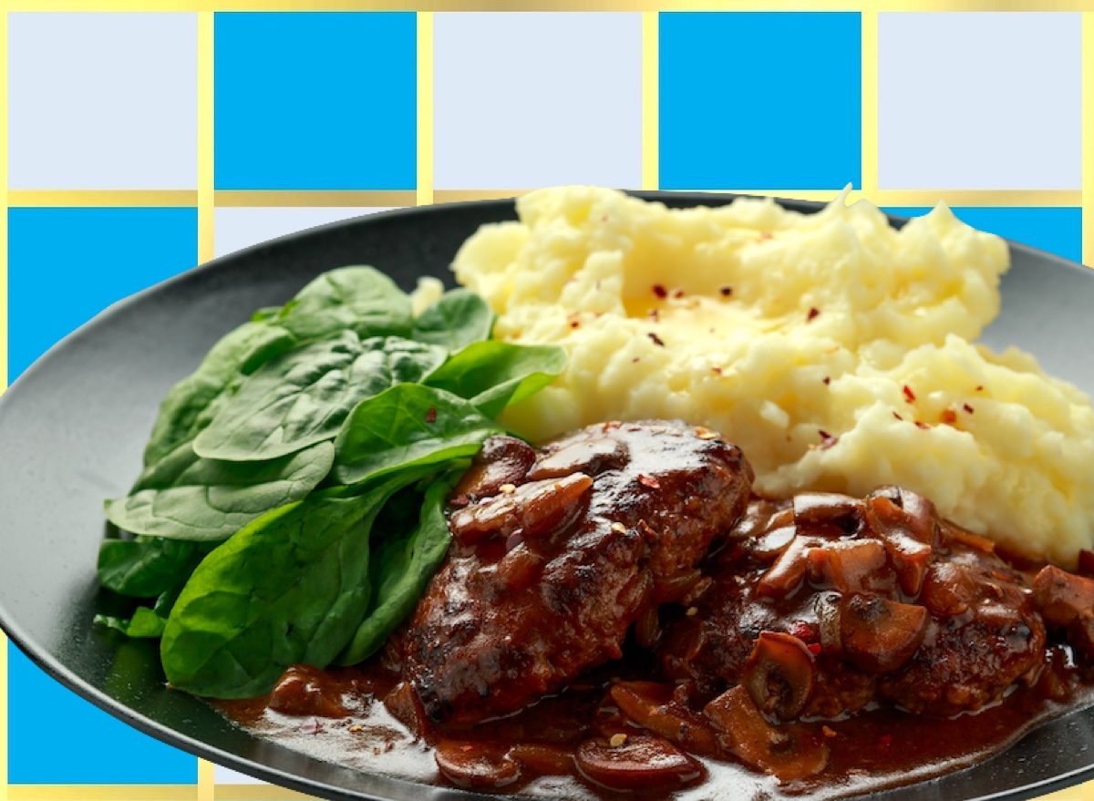 Chopped steak suculento ao lado de brócolis no vapor, quinoa e salada de rúcula com tomate cereja