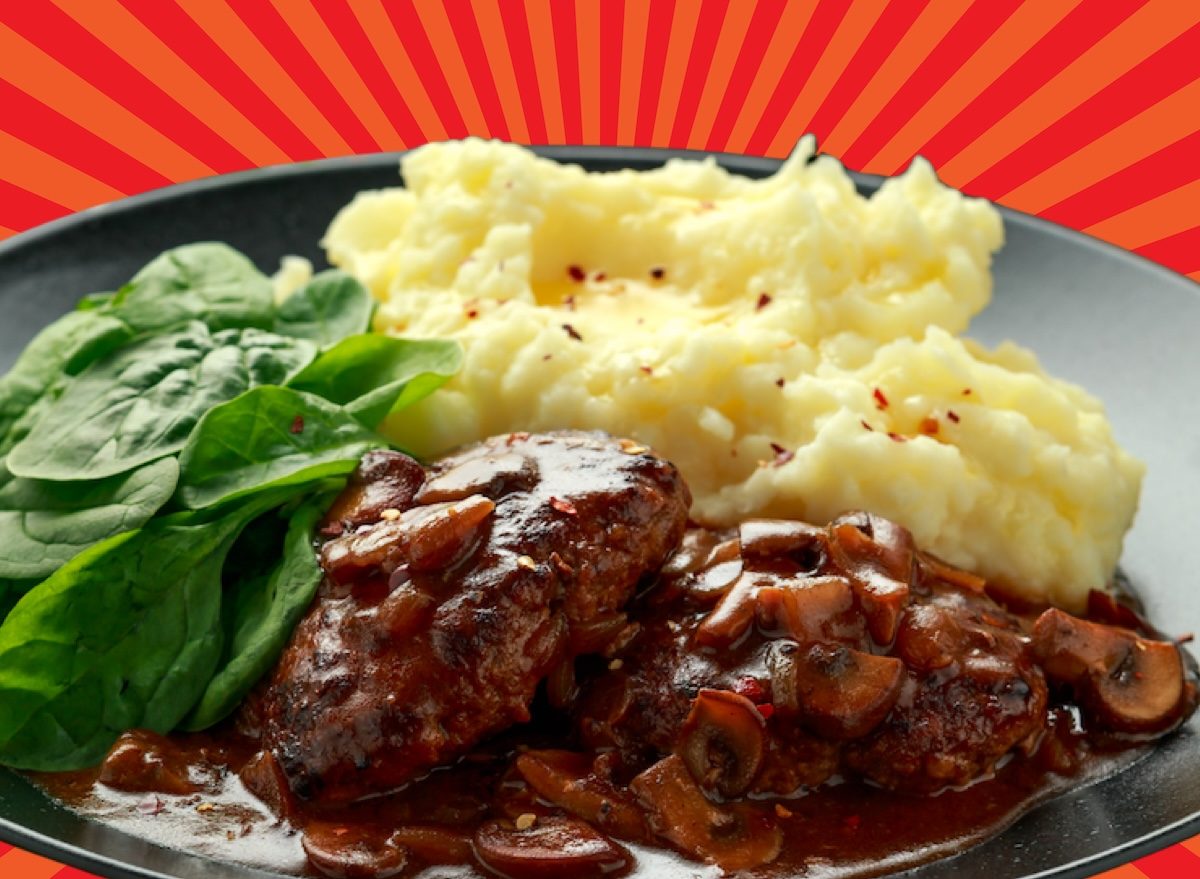 Um prato de carne moída temperada, servido com cogumelos, cebolas e molho, em um ambiente moderno e saudável
