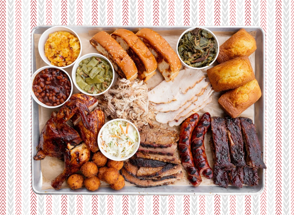 Prato com carnes grelhadas, farofa, vinagrete e salada ao lado de garrafa de água e halteres