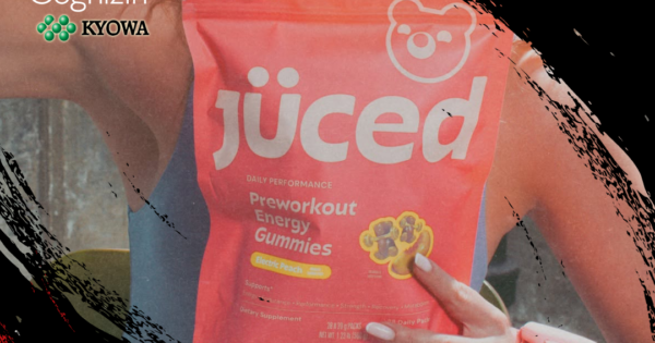 Pessoa adulta trabalhando no computador, ao lado um sachê de gummies Juced Energy e um ícone de cérebro brilhante