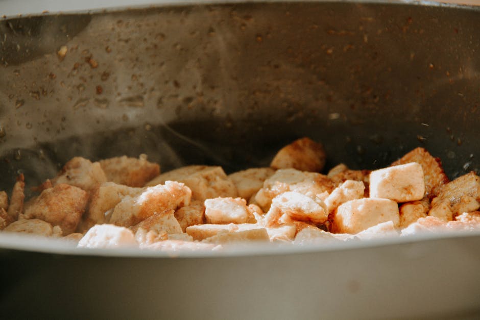 Cogumelos salteados com alho e ricota de tofu em um prato cerâmico, decorados com ervas frescas sobre uma mesa rústica