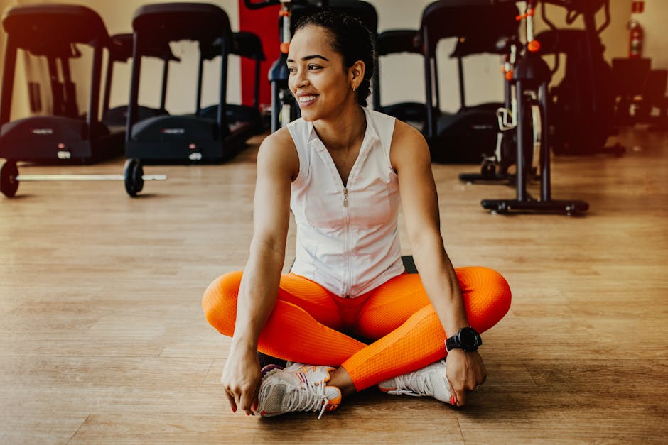 Pessoa em roupa esportiva realizando uma prancha lateral em um tapete de yoga para tonificar a musculatura da cintura