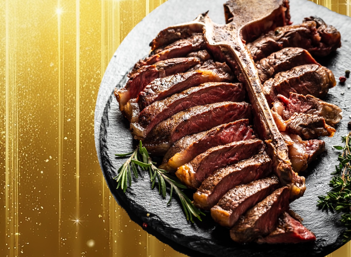 Bife grelhado suculento ao lado de brócolis e batata-doce em um prato sobre uma mesa de madeira rústica