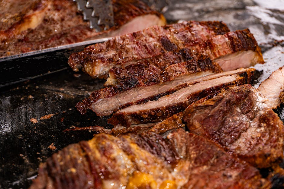 Bife suculento grelhado em uma tábua de madeira, acompanhado de alecrim fresco e uma faca de chef ao lado
