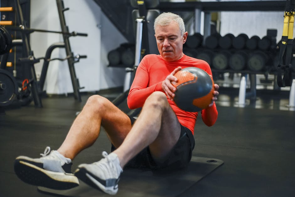 Pessoa na terceira idade realizando uma prancha abdominal sobre um tapete de yoga em um ambiente iluminado e calmo
